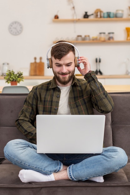 Foto grátis retrato de jovem desfrutando de trabalho remoto