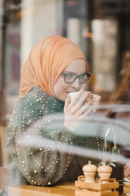 Foto grátis retrato de jovem, desfrutando de um café