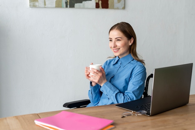 Foto grátis retrato de jovem, desfrutando de uma xícara de café