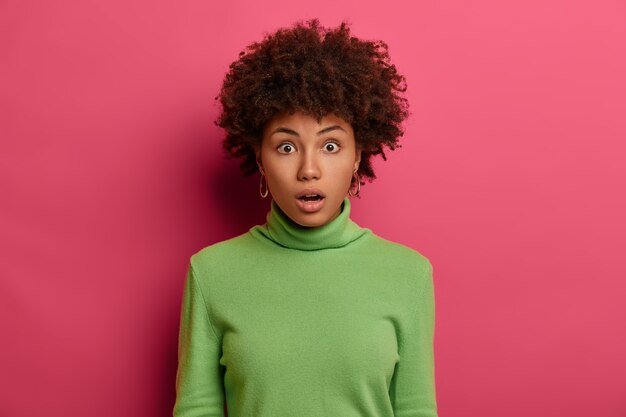 Retrato de jovem e bela mulher gesticulando