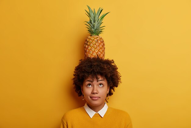 Retrato de jovem e bela mulher gesticulando