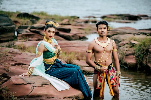 Retrato de jovem e mulher usando um belo traje tradicional posar na natureza na Tailândia