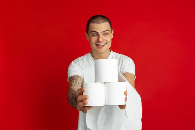 Retrato de jovem em fundo vermelho