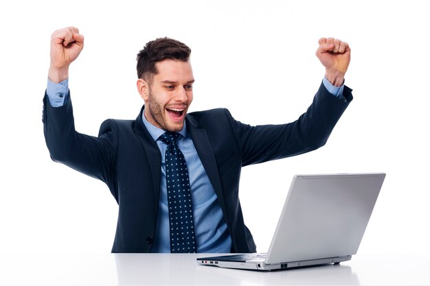 Retrato de jovem empresário feliz