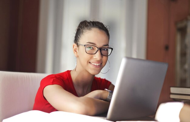 retrato de jovem enquanto trabalhava com um computador