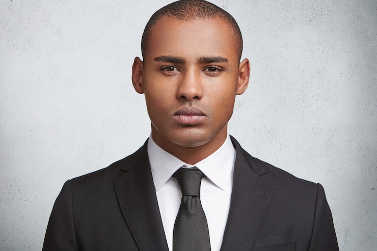 Foto grátis retrato de jovem expressivo vestindo terno formal