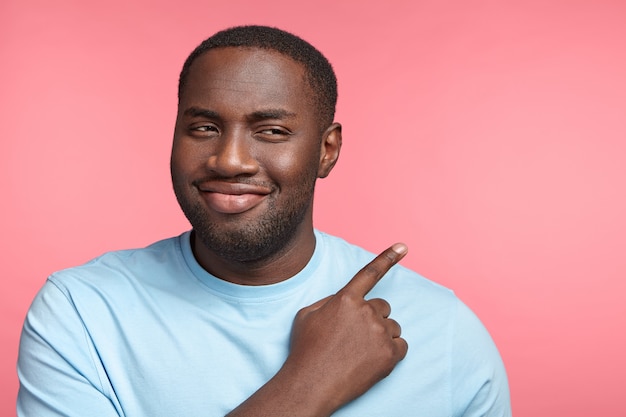 Foto grátis retrato de jovem expressivo