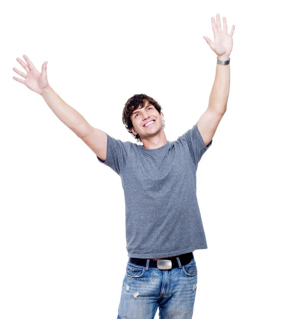 Retrato de jovem feliz com as mãos levantadas para cima