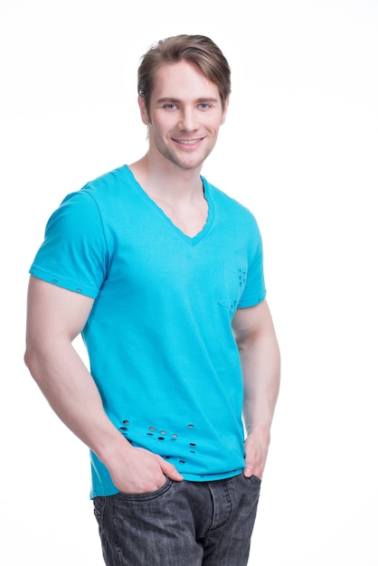 Retrato de jovem feliz em uma camisa azul - isolado no branco.