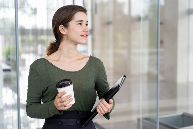 Retrato, de, jovem, feliz, executiva, com, café, e, pasta