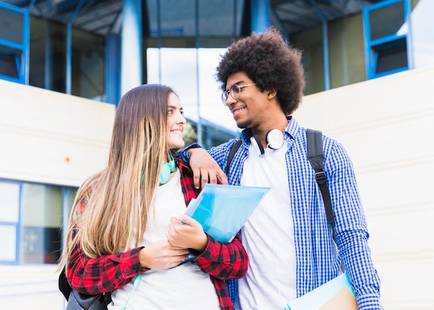 Retrato, de, jovem, femininas, e, estudante masculino, ficar, exterior, a, campus, olhando um ao outro