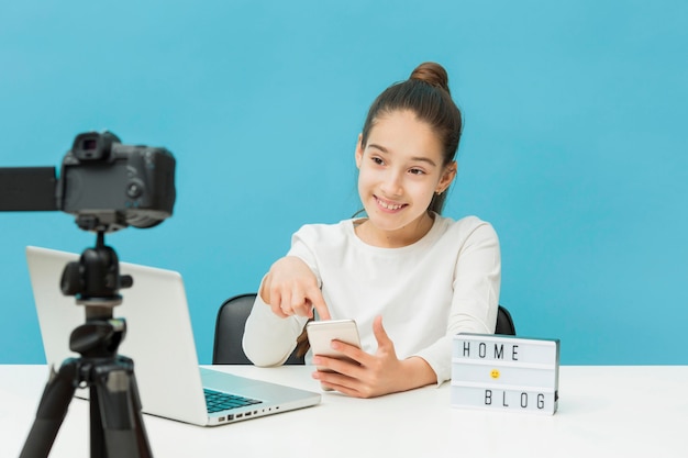 Retrato de jovem filmando para blog pessoal