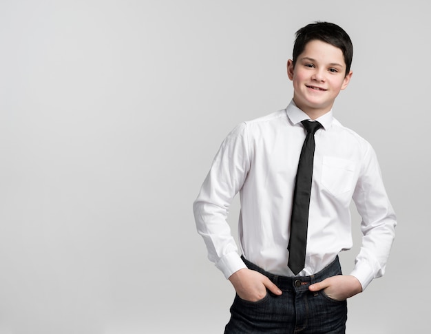 Foto grátis retrato de jovem garoto positivo posando