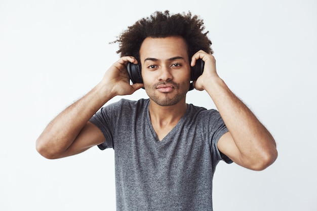 Retrato de jovem homem Africano bonito ouvindo música