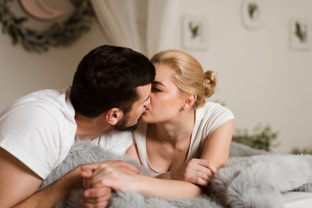 Foto grátis retrato de jovem homem e mulher beijando