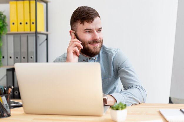 Retrato de jovem homem falando ao telefone