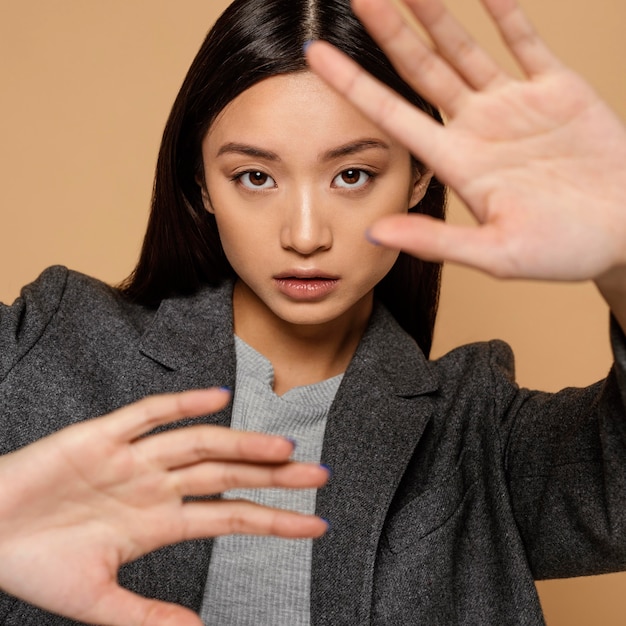 Retrato de jovem japonesa com casaco