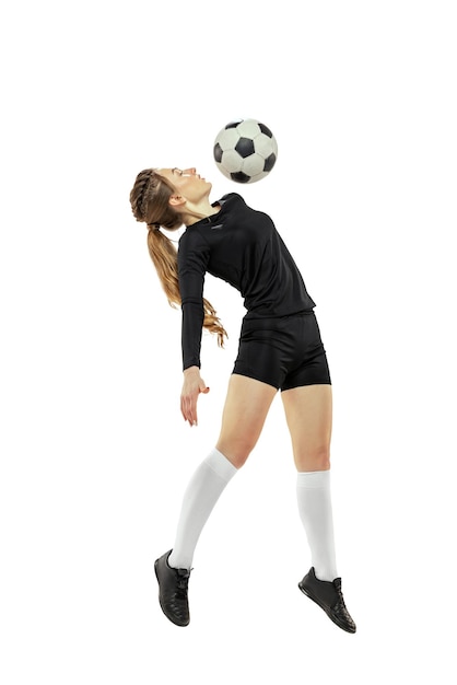 Retrato de jovem jogador de futebol em treinamento de movimento isolado sobre fundo branco do estúdio