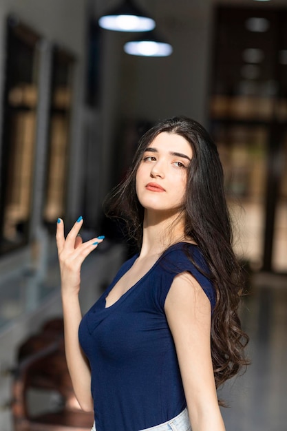 Retrato de jovem levantou a mão e olhando de lado Foto de alta qualidade