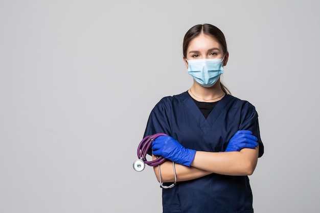 Retrato de jovem médica em máscara médica isolada no branco