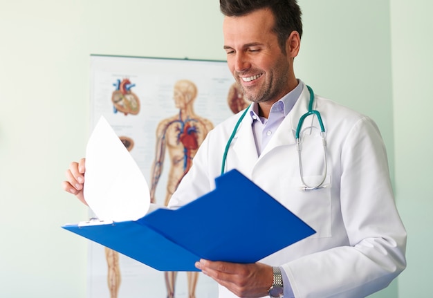 Retrato de jovem médico bonito