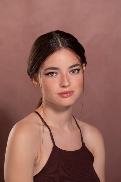 Foto grátis retrato de jovem modelo feminino