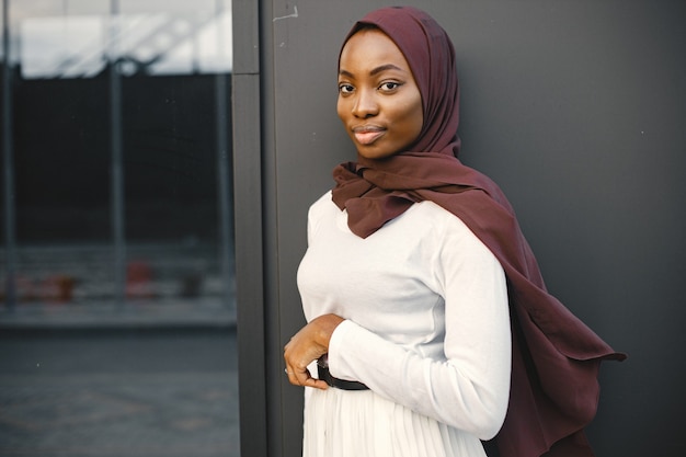 Retrato de jovem muçulmana usando hijab olhando para a câmera