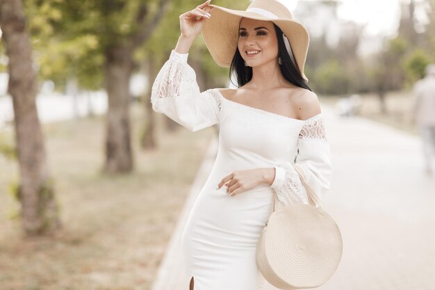 Retrato de jovem mulher bonita ao ar livre