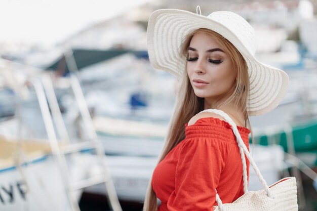 Retrato de jovem mulher bonita ao ar livre