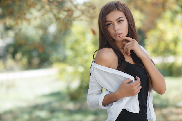 Retrato de jovem mulher bonita ao ar livre