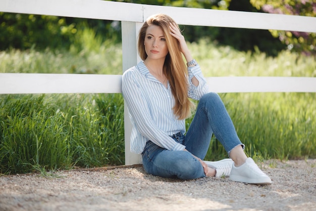 Retrato de jovem mulher bonita ao ar livre