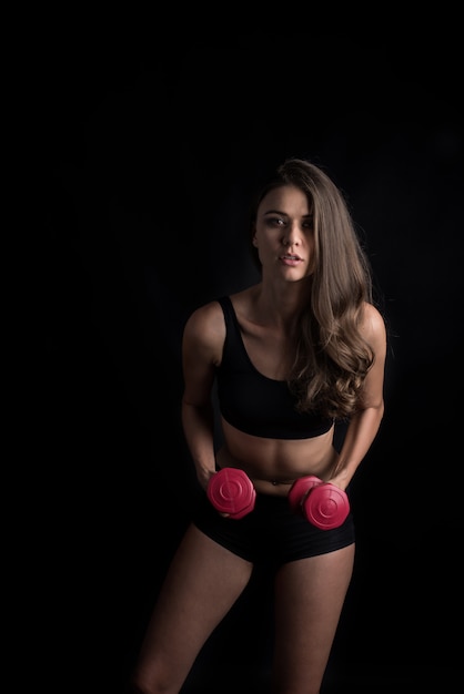 Retrato, de, jovem, mulher bonita, fazer, exercícios físicos, com, dumbbells