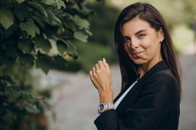 Foto grátis retrato de jovem mulher de negócios no parque