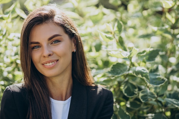 Retrato de jovem mulher de negócios no parque