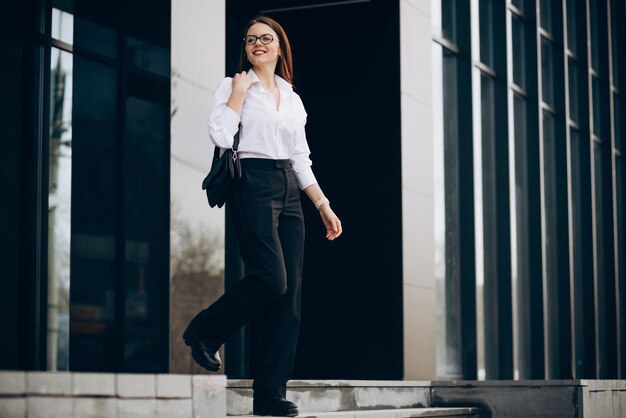 Retrato de jovem mulher de negócios