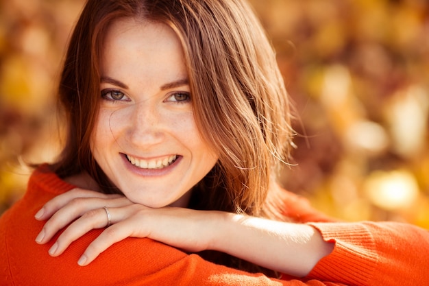 Retrato de jovem mulher em cor de outono