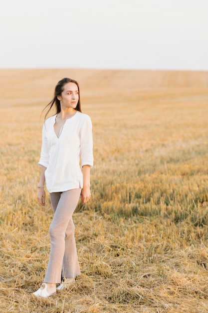 Foto grátis retrato de jovem na natureza