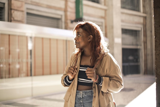 retrato de jovem negra na rua