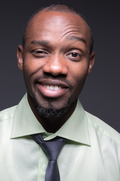 Retrato de jovem negro africano sorridente homem bonito