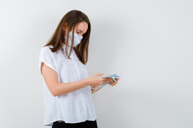 Retrato de jovem olhando para máscaras médicas