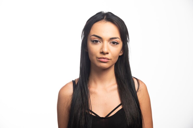Foto grátis retrato de jovem posando na parede branca