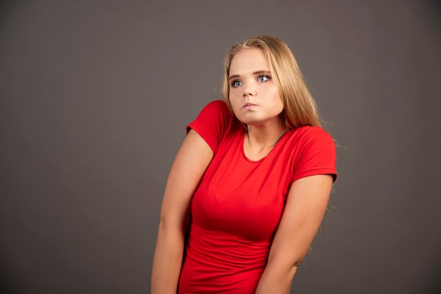 Retrato de jovem posando no escuro.