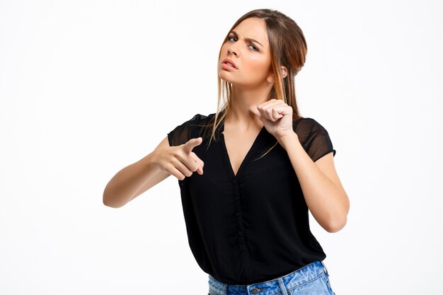 Retrato de jovem rapariga bonita sobre fundo branco.