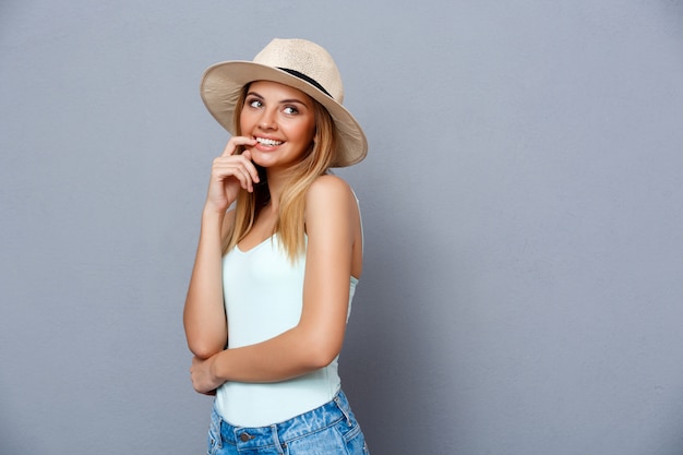 Retrato de jovem rapariga bonita sobre fundo cinza. Copie o espaço.