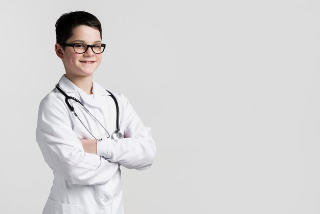 Retrato de jovem rapaz vestido como médico