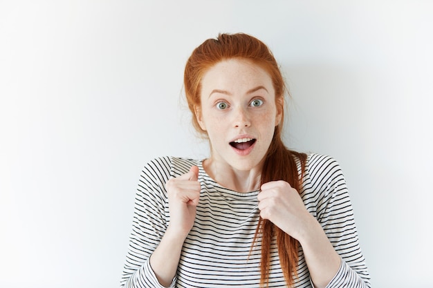 Foto grátis retrato de jovem ruiva