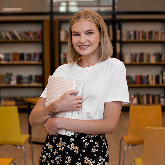 Foto grátis retrato de jovem segurando livros