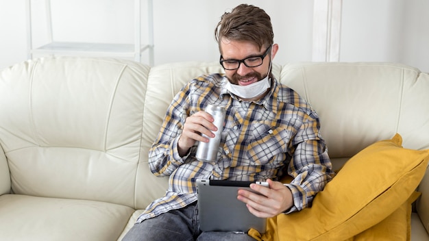 Retrato de jovem segurando o tablet