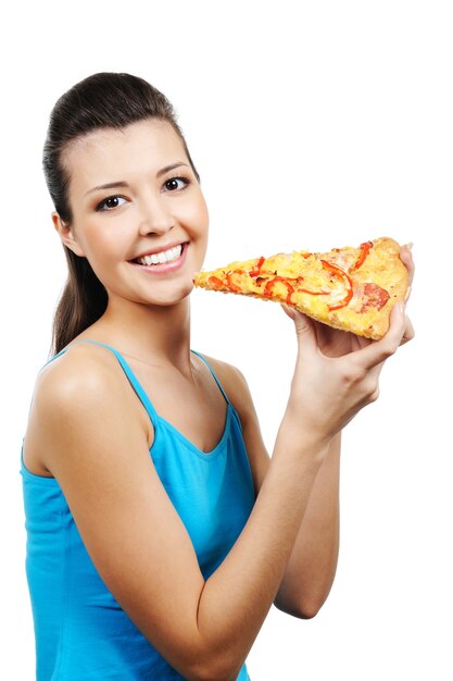 Retrato de jovem segurando um pedaço de pizza