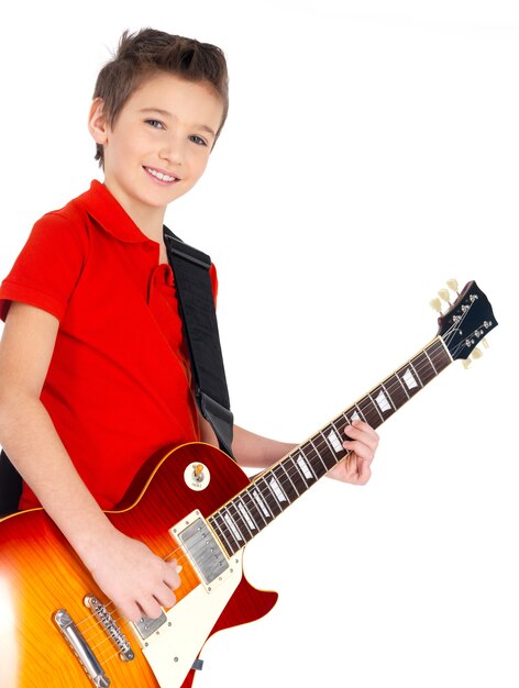 Retrato de jovem sorridente com uma guitarra elétrica -